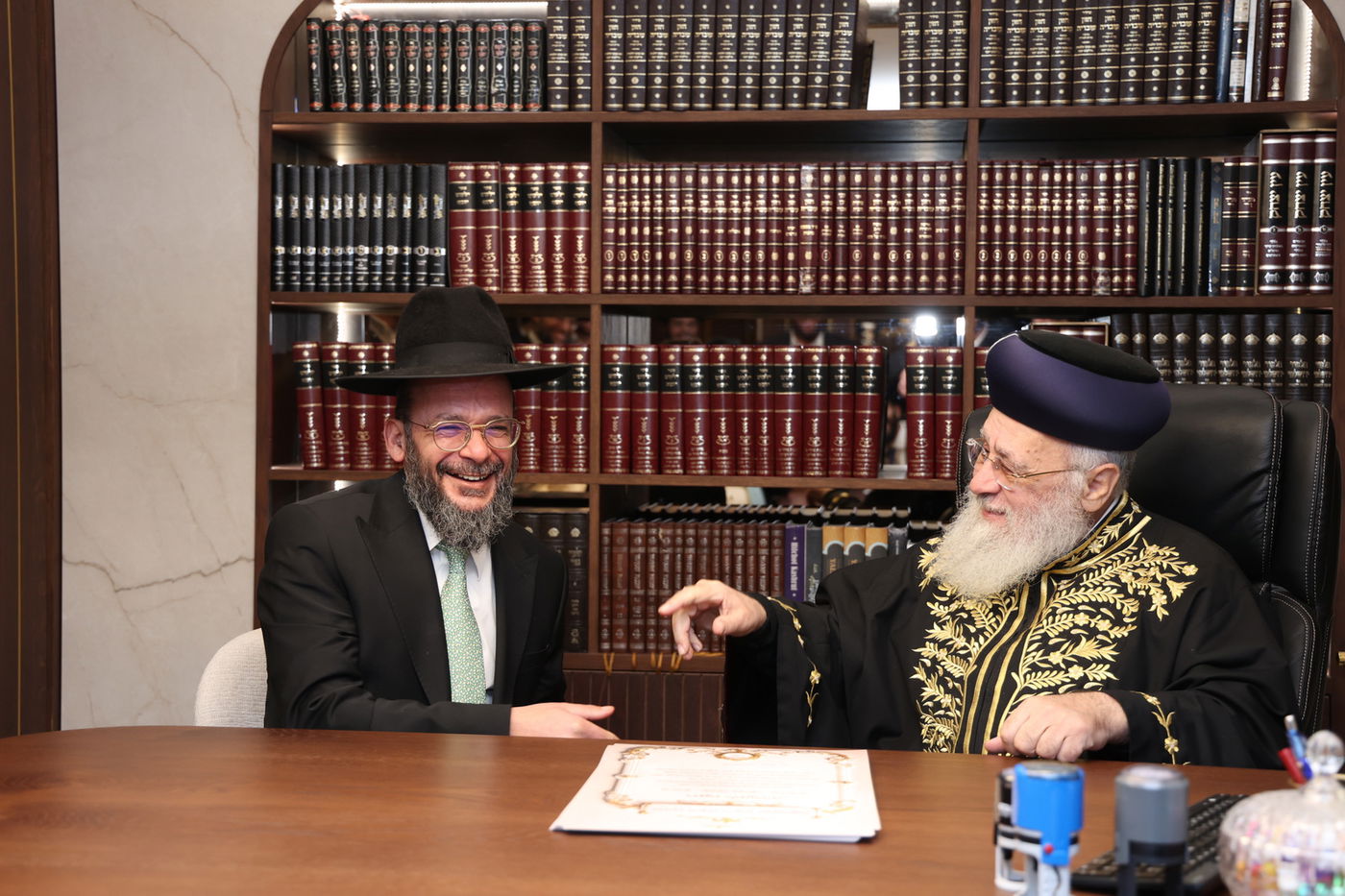 הראשל"צ הגר"י יוסף בחלוקת התעודות