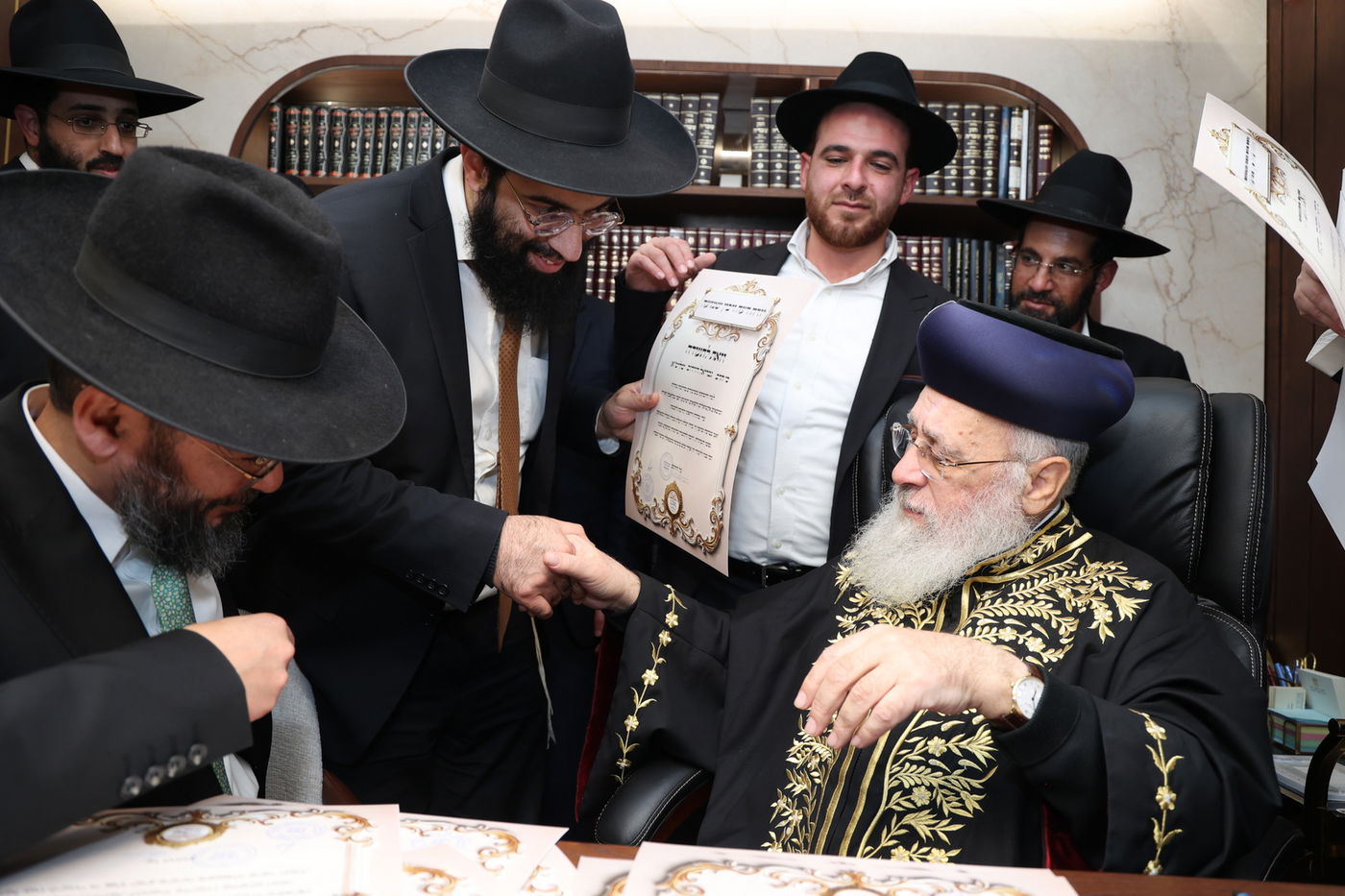 הראשל"צ הגר"י יוסף בחלוקת התעודות