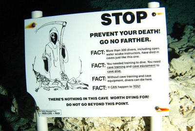 השלט בכניסה לעמק הנשרים בפלורידה