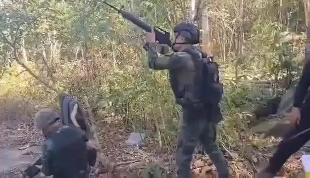 החייל התאילנדי מפיל רחפן קמבודי