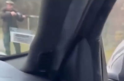 ציידים ירו מטווח אפס בחזיר בר פצוע - במרחק מטרים מרכבים נוסעים | תיעוד