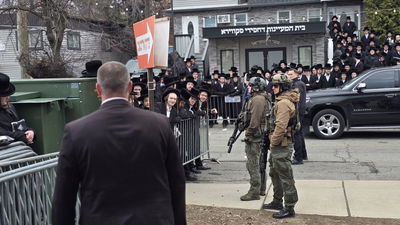 מייק ג'ונסון בביקור אצל האדמו"ר מסקווירא 