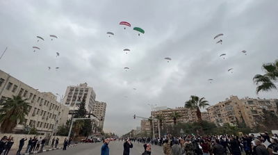 שנה בלי אסד: סוריה מקשטת את השמים עם מצנחים בצבעי הדגל | צפו