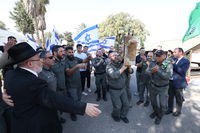 רגע מרגש בבית חורון: ספר תורה נייד הוכנס ליחידה מובחרת