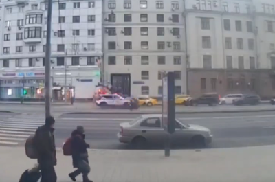 תיעוד מחריד: השליח נסע עם הקורקינט בביטחה על המדרכה - ניידת משטרה דרסה אותו בפראות