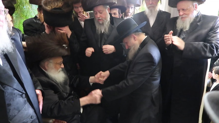 המשגיח הגה"צ רבי דן סגל בריקוד עם האדמו"ר מהורדנקא