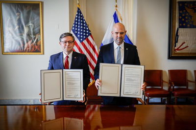 אוחנה וג'ונסון