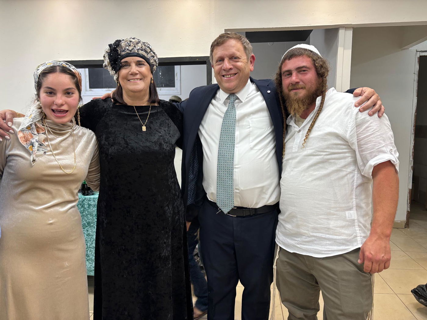 מימן לשמאל: החתן יהושע גילביץ, ההורים השכולים חגי ותחיה לובר ואביה, אמש