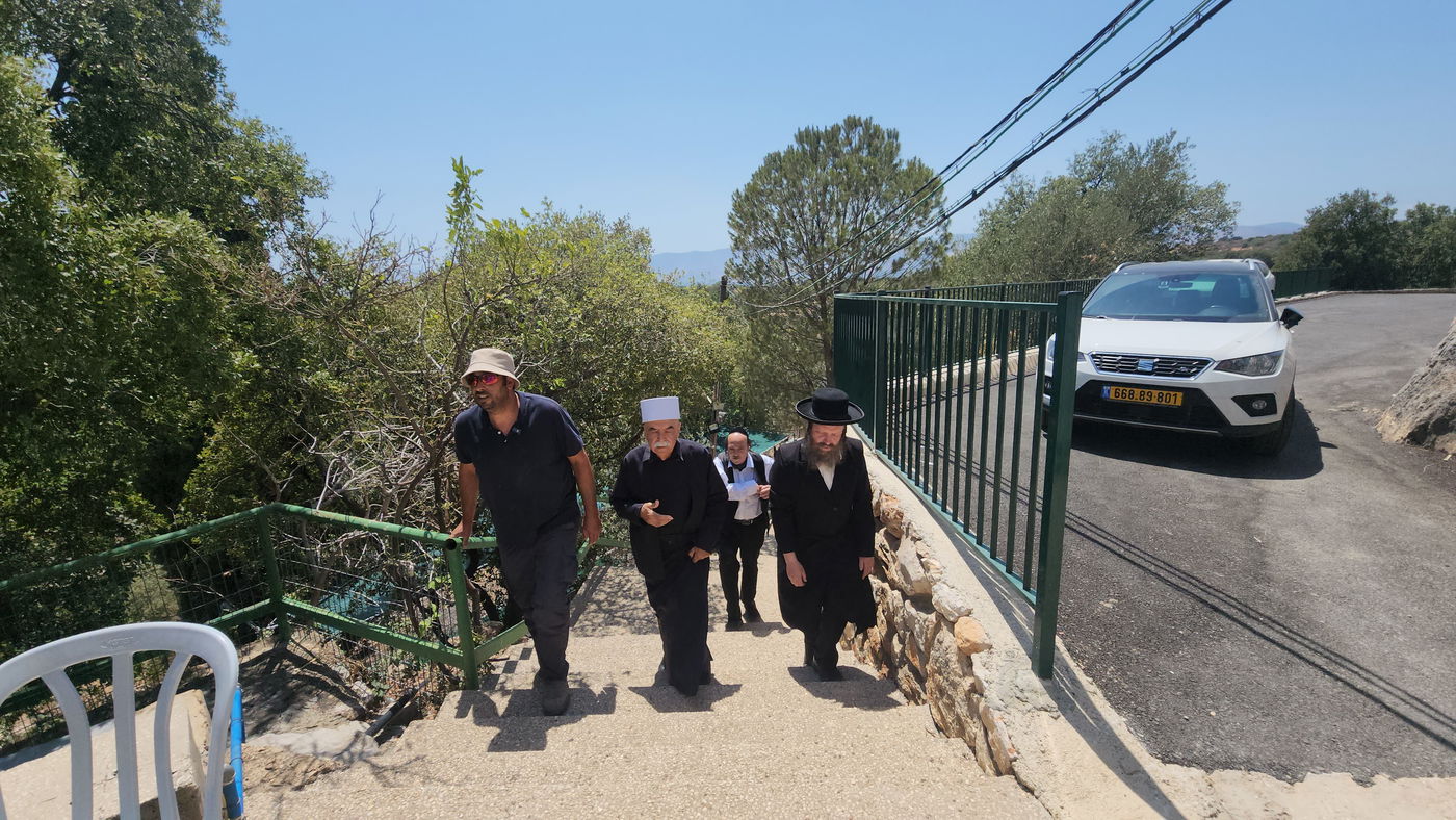 מאקם נבי חד'ר ברמת הגולן. לדעת חוקר הקברים הנודע הרב גבאי הוא קבר רב אשי ורב פפא (ולא הציון המפורסם בגבול לבנון)