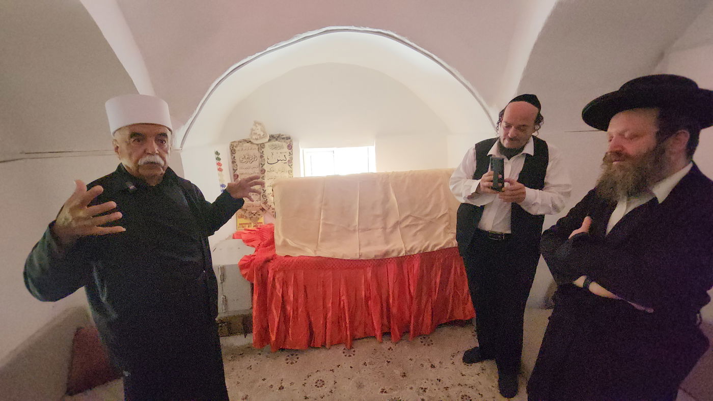 מאקם נבי חד'ר ברמת הגולן. לדעת חוקר הקברים הנודע הרב גבאי הוא קבר רב אשי ורב פפא (ולא הציון המפורסם בגבול לבנון)