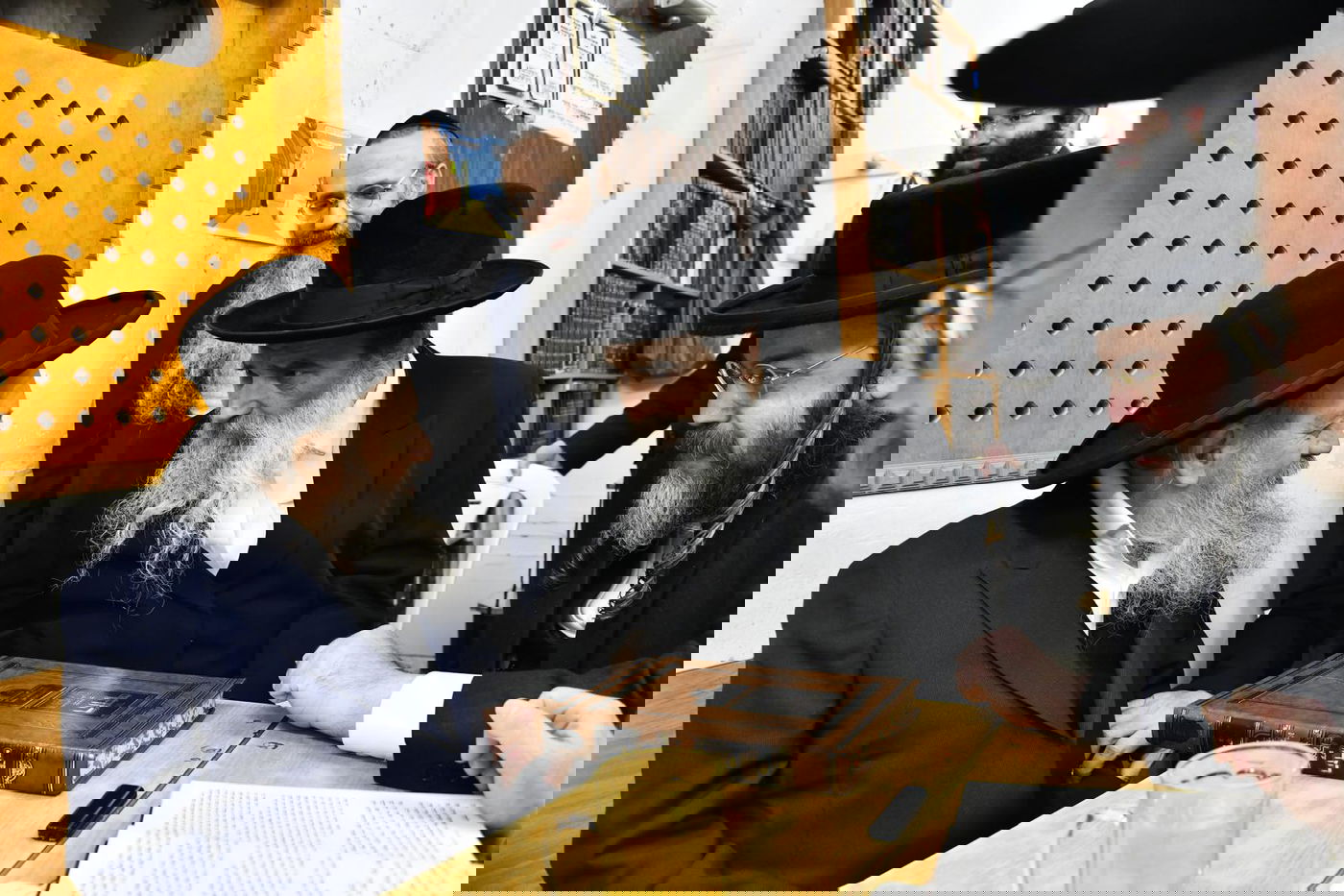 האדמו"ר מאשלג בביקור אצל הגר"ד בצרי