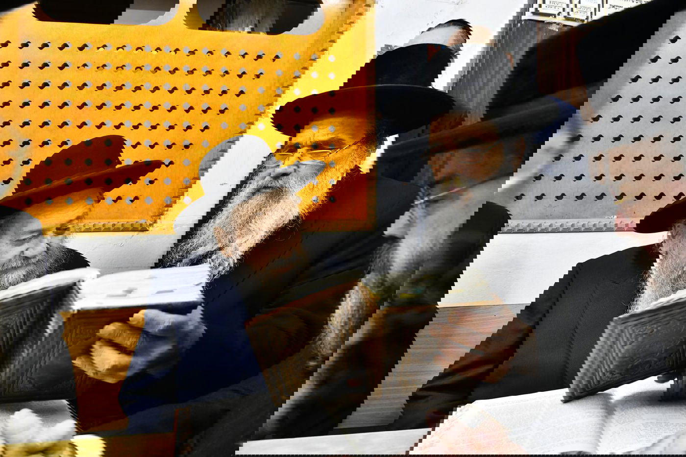 האדמו"ר מאשלג בביקור אצל הגר"ד בצרי