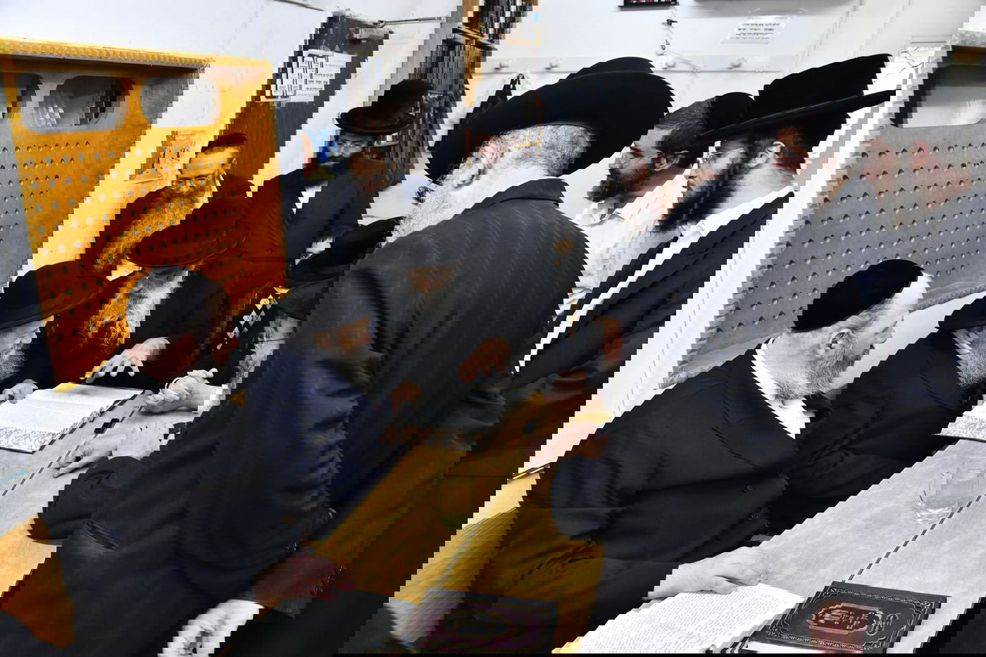 האדמו"ר מאשלג בביקור אצל הגר"ד בצרי