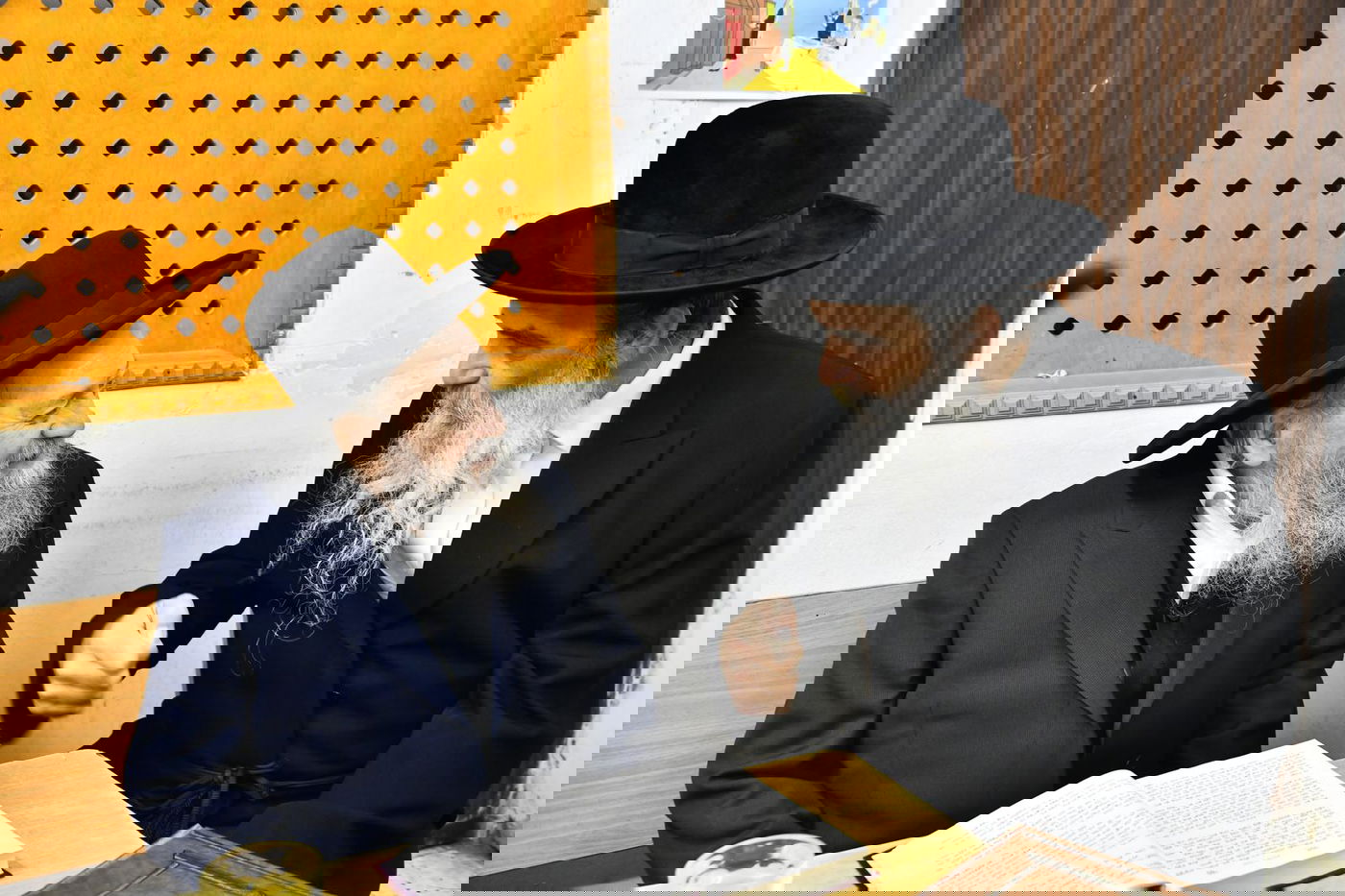 האדמו"ר מאשלג בביקור אצל הגר"ד בצרי