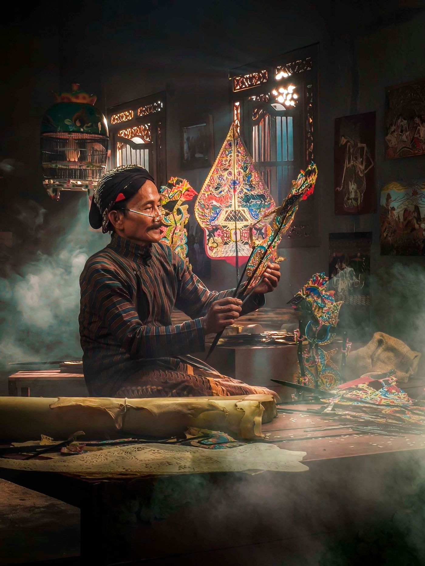 האם מסורתיות מעידה על קדמוניות? אומן בובות צללים מסורתיות באינדונזיה 