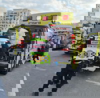 כוחות ההצלה מחוץ לבית הכנסת