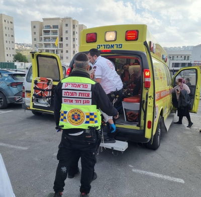 כוחות ההצלה מחוץ לבית הכנסת