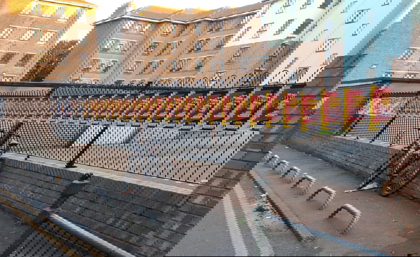 המודעות המבשרות על ההפגנה