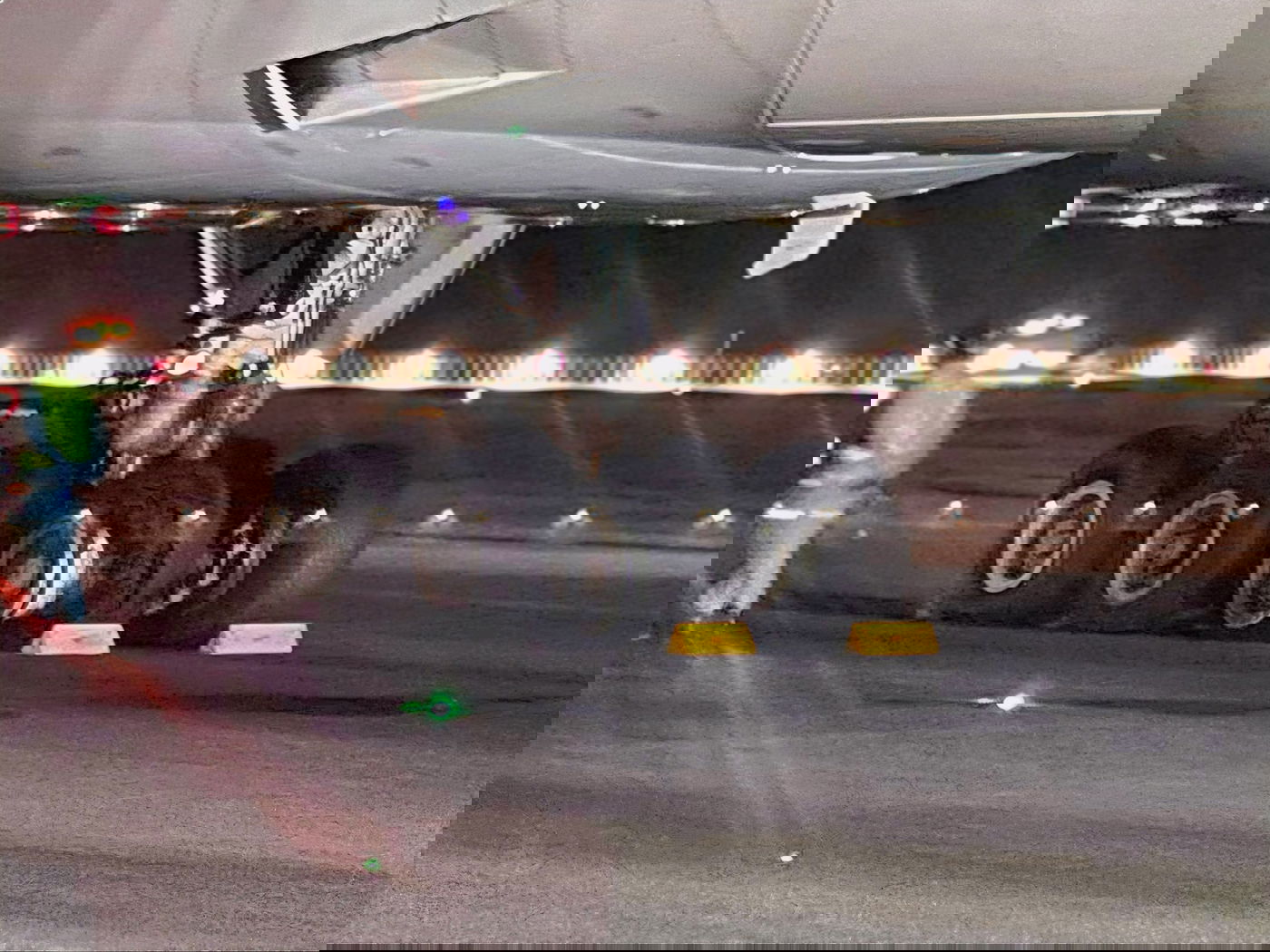 המטוס עם הצמיג הקרוע