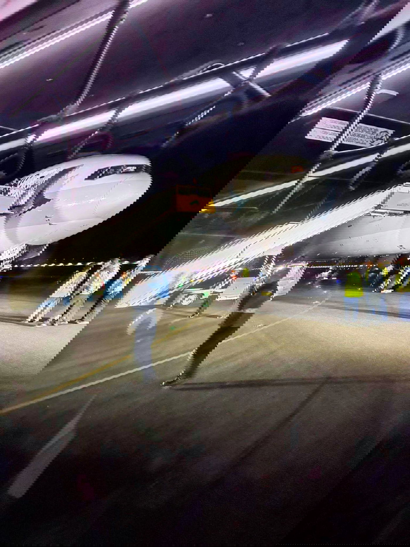 המטוס עם הצמיג הקרוע