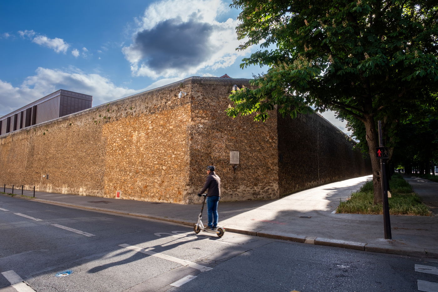 מאחורי החומות הללו ישב סרקוזי. כלא 'לה-סנטה' בפריז