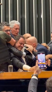 תיעוד מדהים: חברי הפרלמנט בברזיל "הלכו מכות" - חבריהם צילמו עם הסמארטפון