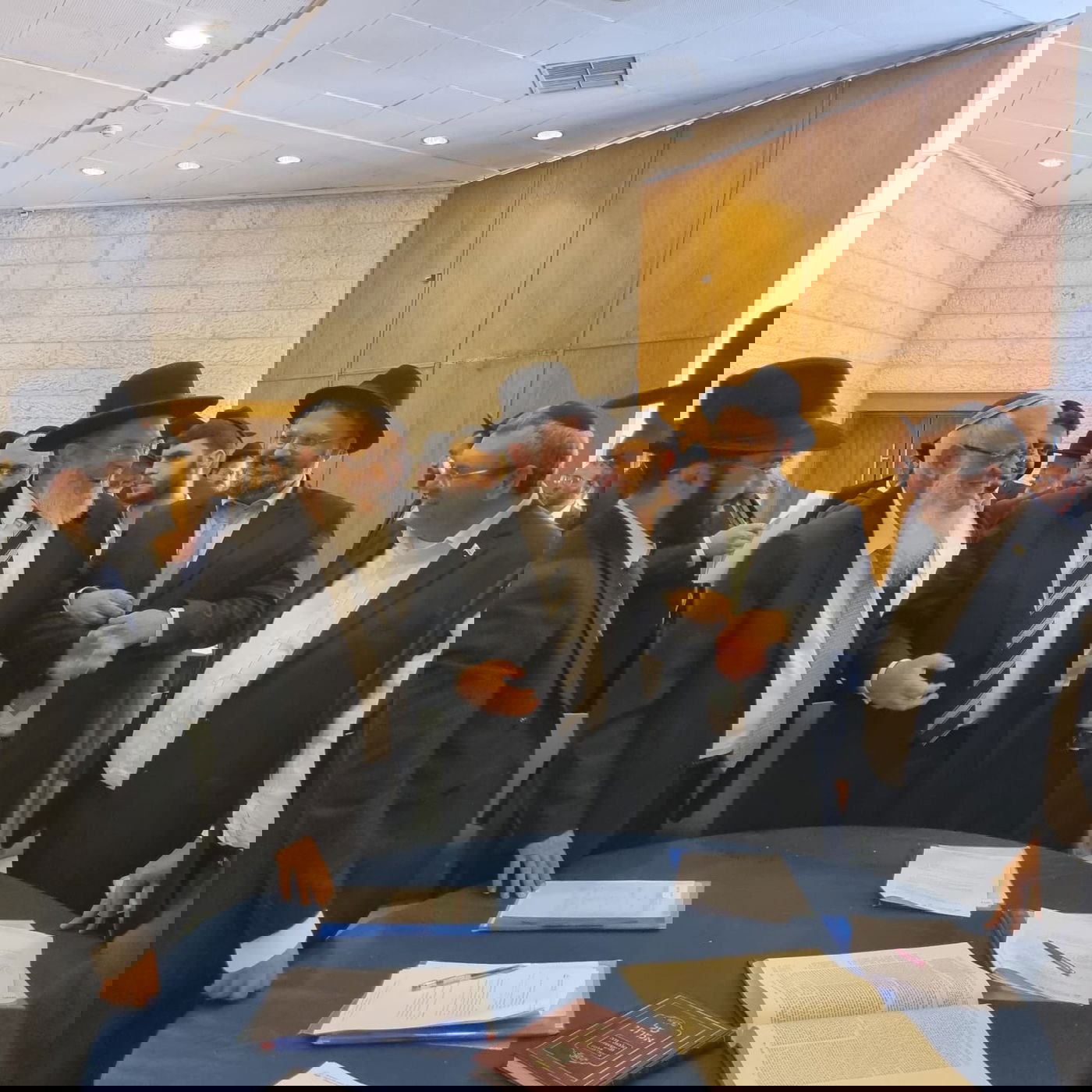 הרב הראשי רבי קלמן בר עם הנבחנים