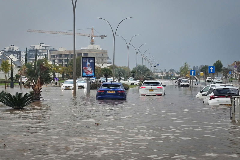 רחובות מוצפים, קניות "רטובות" לשבת, כלי רכב בתוך נהרות | 31 רגעים מ"ביירון"