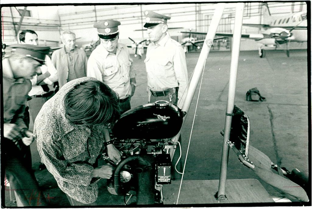 מבקש מקלט - איבו מגדים לשוטרים הנדהמים