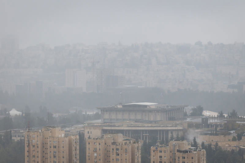 רחובות מוצפים, קניות "רטובות" לשבת, כלי רכב בתוך נהרות | 31 רגעים מ"ביירון"
