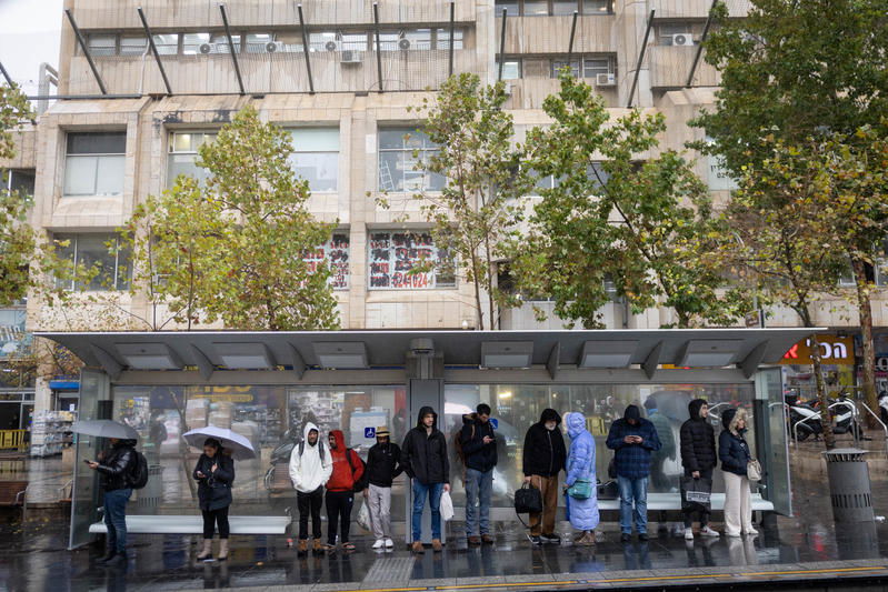 רחובות מוצפים, קניות "רטובות" לשבת, כלי רכב בתוך נהרות | 31 רגעים מ"ביירון"