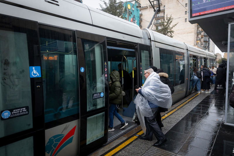 רחובות מוצפים, קניות "רטובות" לשבת, כלי רכב בתוך נהרות | 31 רגעים מ"ביירון"