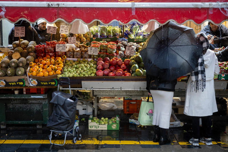 רחובות מוצפים, קניות "רטובות" לשבת, כלי רכב בתוך נהרות | 31 רגעים מ"ביירון"