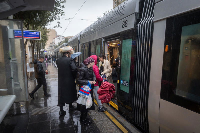 רחובות מוצפים, קניות "רטובות" לשבת, כלי רכב בתוך נהרות | 31 רגעים מ"ביירון"