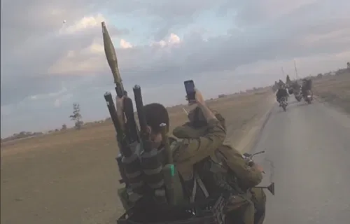 מחבלי חמאס רוצחים מצוידים במצלמה