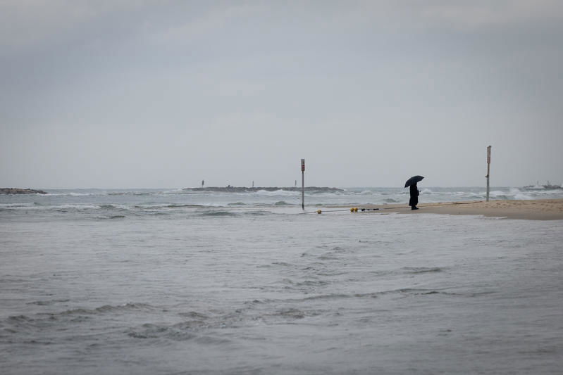 רחובות מוצפים, קניות "רטובות" לשבת, כלי רכב בתוך נהרות | 31 רגעים מ"ביירון"