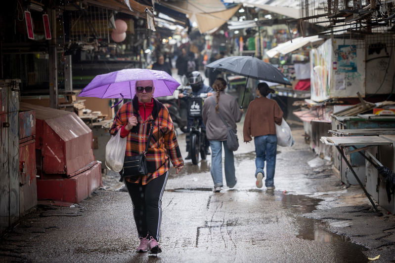 רחובות מוצפים, קניות "רטובות" לשבת, כלי רכב בתוך נהרות | 31 רגעים מ"ביירון"