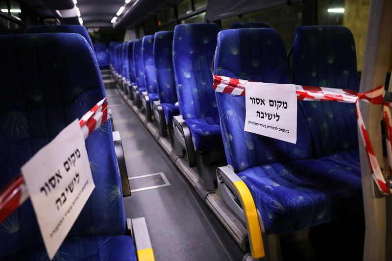 ריסס צעירים חרדים בבושם: "תעברו לחלק האחורי באוטובוס, אתם מסריחים"