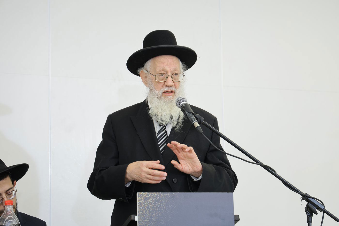 הגאון רבי יוסף יחיאל במברגר נואם