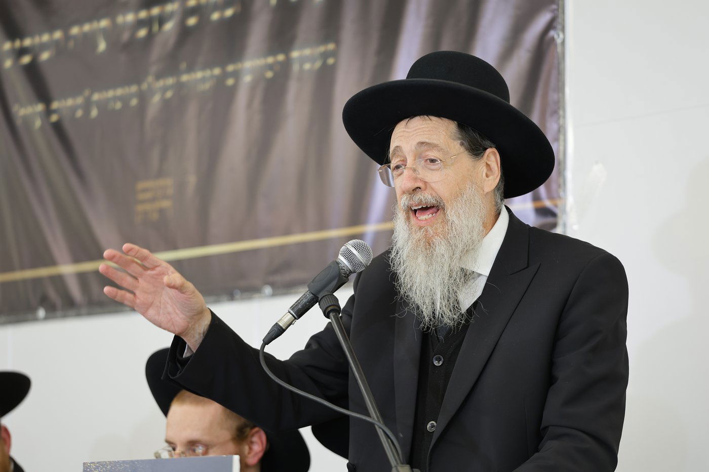 הגאון רבי בן ציון קוק נואם 