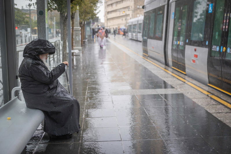 רחובות מוצפים, קניות "רטובות" לשבת, כלי רכב בתוך נהרות | 31 רגעים מ"ביירון"