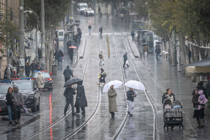 רחובות מוצפים, קניות "רטובות" לשבת, כלי רכב בתוך נהרות | 31 רגעים מ"ביירון"