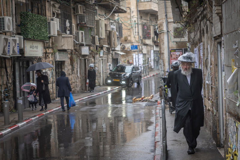 רחובות מוצפים, קניות "רטובות" לשבת, כלי רכב בתוך נהרות | 31 רגעים מ"ביירון"