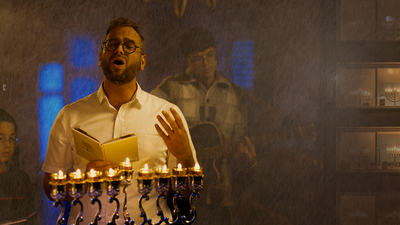 מוטי כרמל והחברים בקומזיץ חנוכה נוסטלגי: "ארוממך השם"