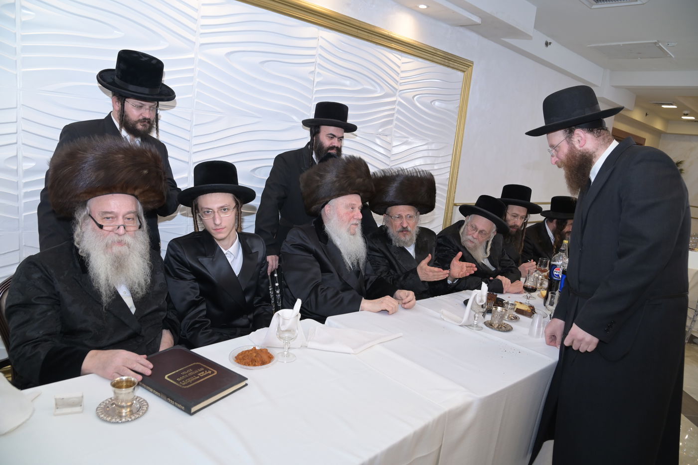 שמחת האירוסין בחצרות וואסלוי - אנטניא - קוז'ניץ