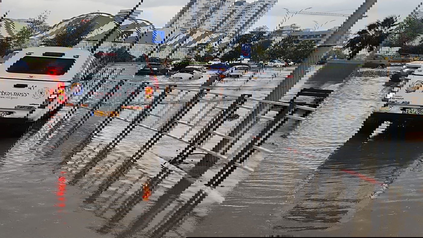 רכבים מתחת למים ביבנה