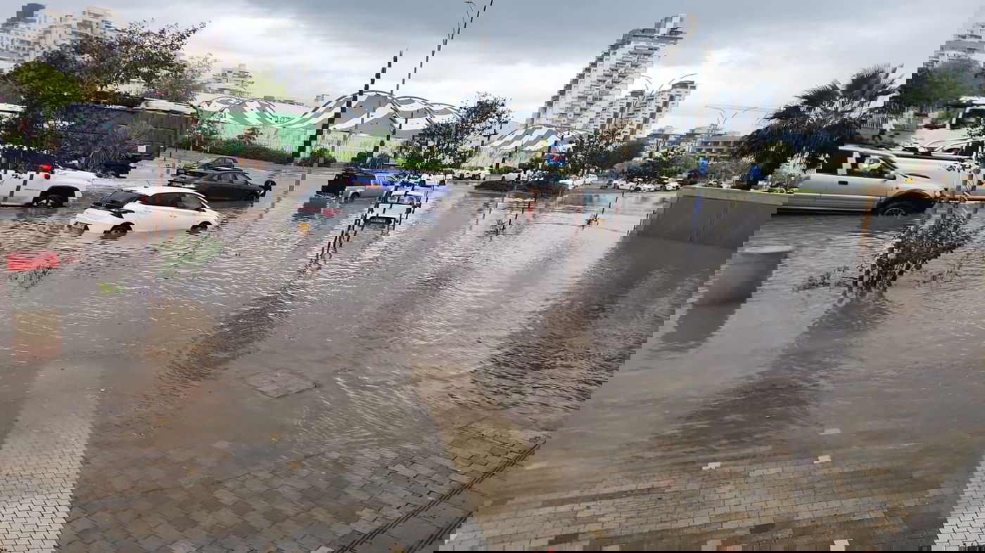 רכבים מתחת למים ביבנה