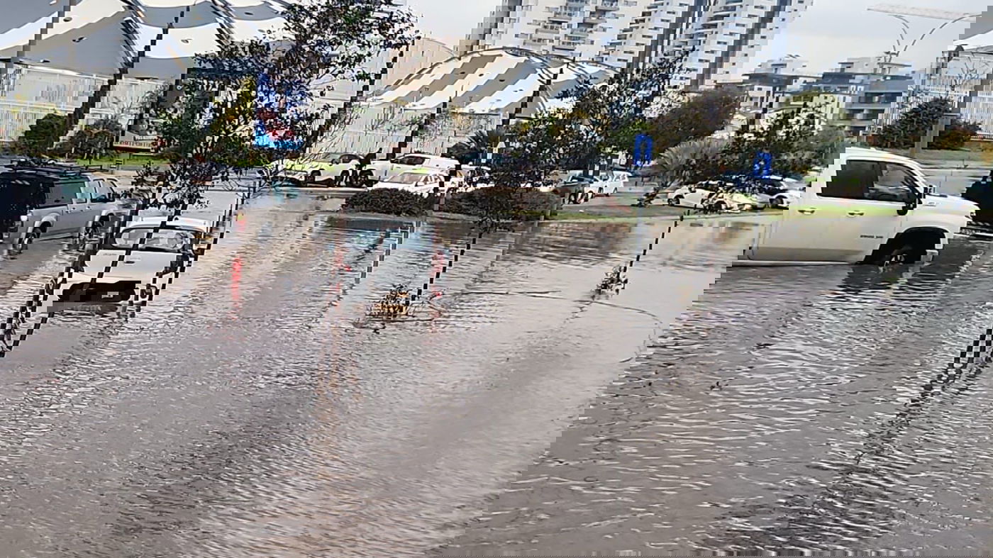 רכבים מתחת למים ביבנה