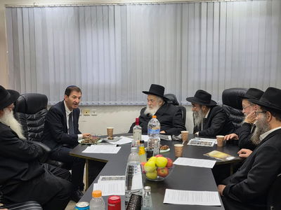 בעיצומם של הדיונים: הפגישה הממושכת של ביסמוט עם צמרת רבני חב"ד