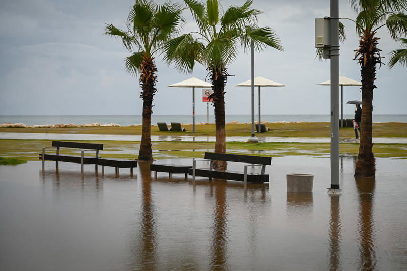 רחובות מוצפים, קניות "רטובות" לשבת, כלי רכב בתוך נהרות | 31 רגעים מ"ביירון"